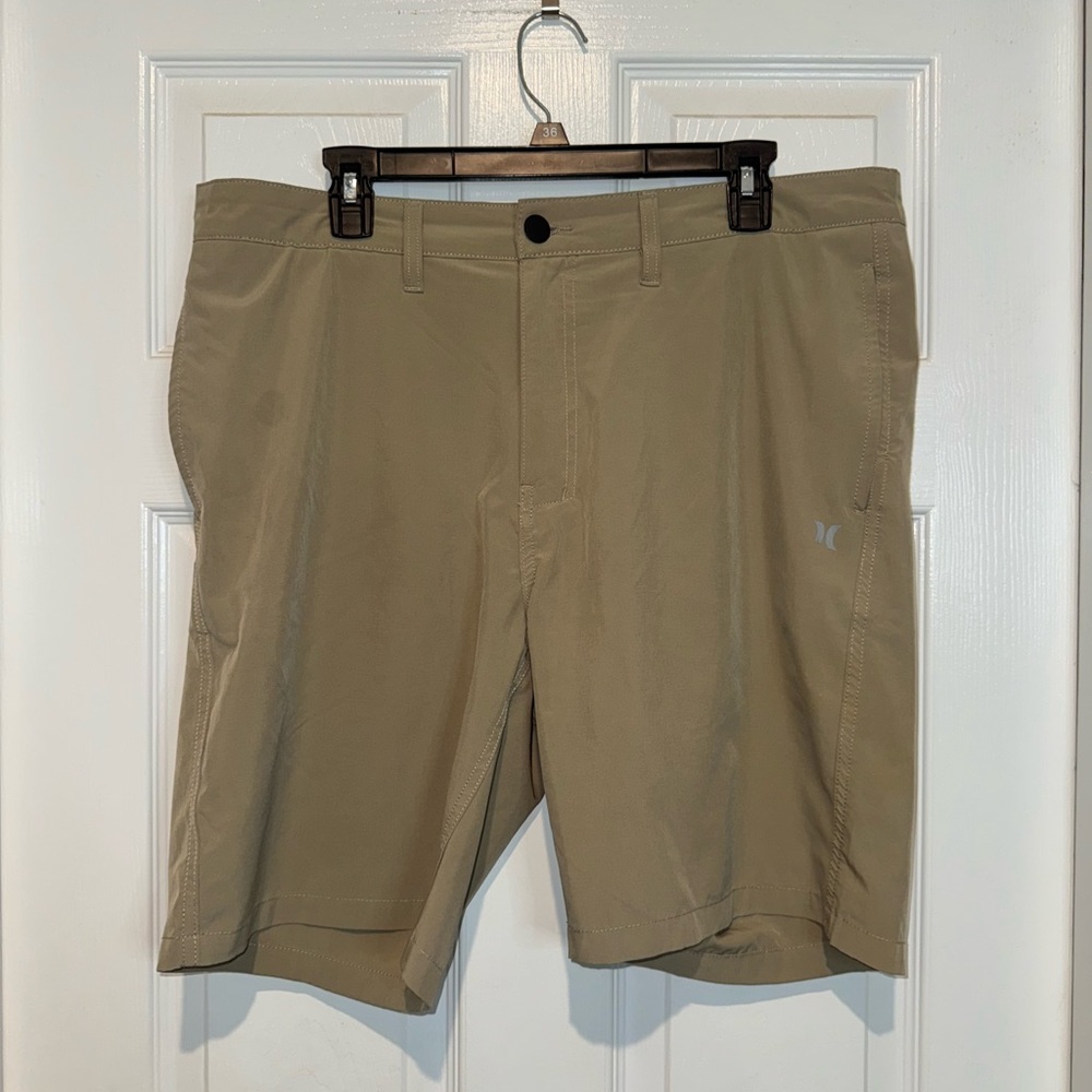 Hurley Tan Flat Front Performance Shorts. Size 36